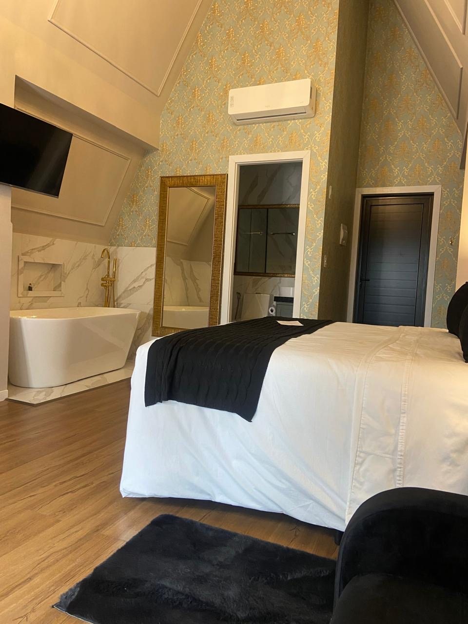Chalé com cama king, banheira de imersão e televisão na parede