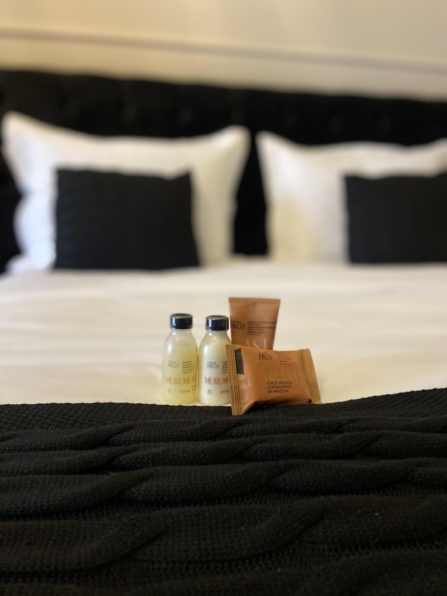 Kit de amenities e enxoval sobre a cama do chalé
