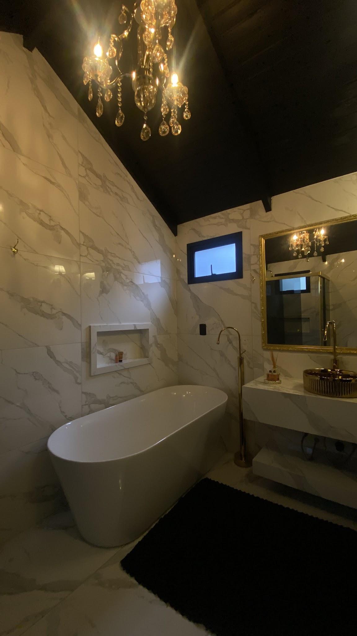 Banheira de imersão do Chalé Duplex em ambiente revestido de mármore branco