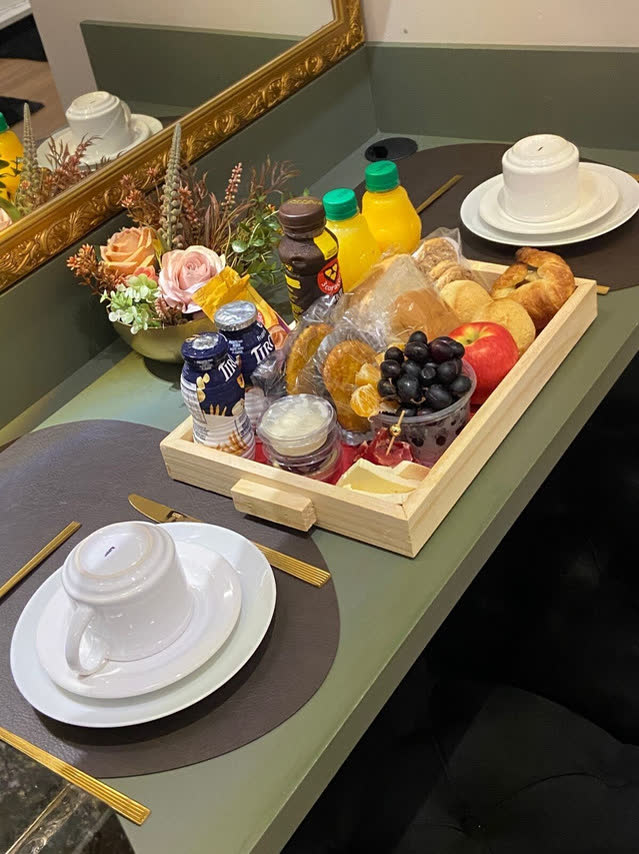 Bandeja de café da manhã com frutas e pães servida no chalé