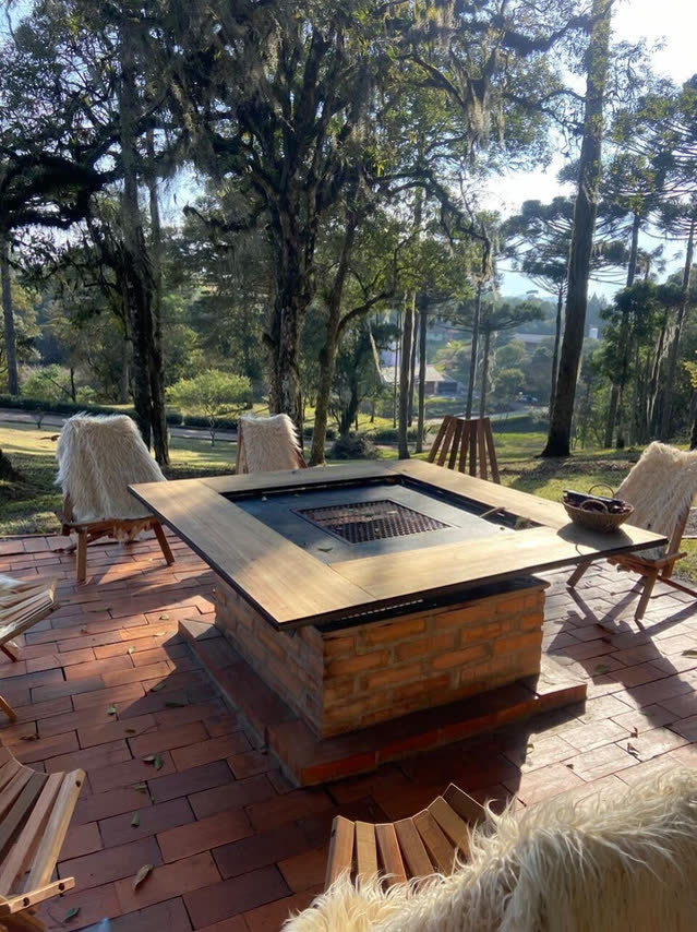 Fogueira externa com cadeiras de pele no Villa Verde