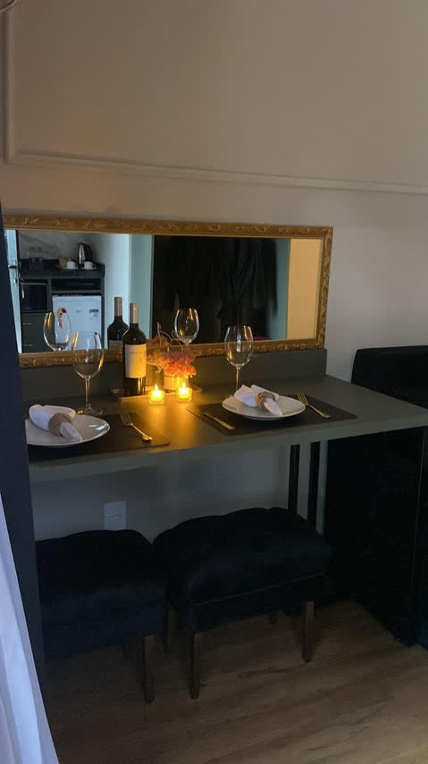 Mesa de jantar romântico com vinho e velas no chalé
