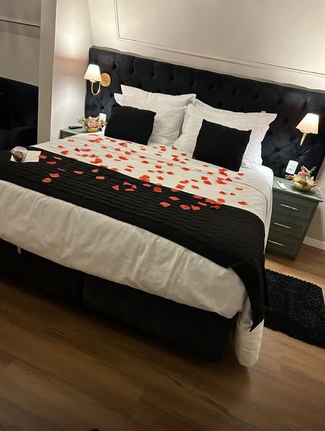 Cama decorada com pétalas de rosa na suíte do Villa Verde