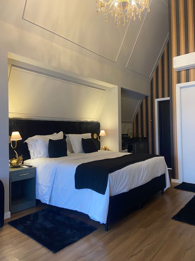 Cama queen com cabeceira capitonê no chalé do Villa Verde