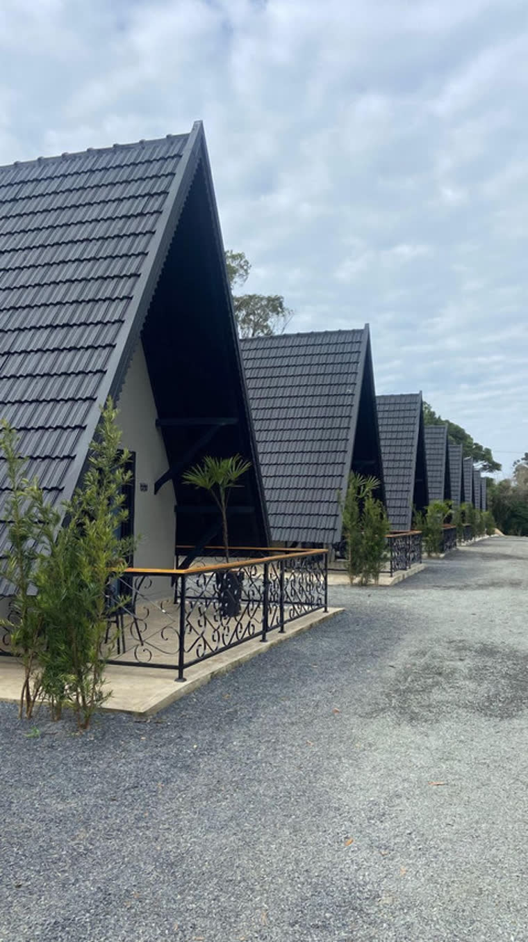 Alameda de chalés A-frame do Hotel Villa Verde