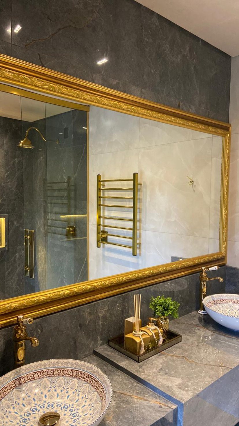 Banheiro da Suíte Royale com cuba decorada, espelho dourado e box de vidro