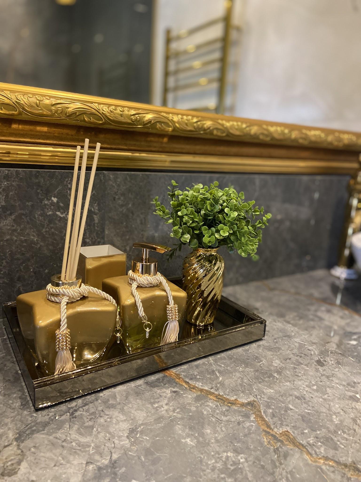 Bandeja de amenities e planta sobre a bancada de mármore da Suíte Royale